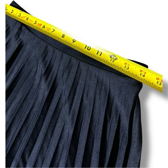 H&M Dark Navy Blue Pleated Fit and Flare High Waist Preppy Mini Skater Skirt - Picture 14 of 15